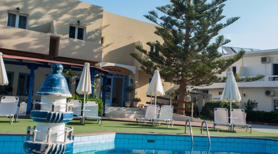 Entrance and swimmming pool
