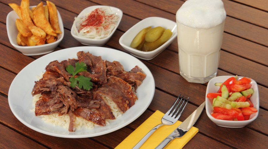 ÖZEL YAYIK AYRAN EŞLİĞİNDE PİLAV ÜSTÜ YAPRAK DÖNER..