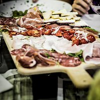 I colori della tradizione nel nostro tagliere di formaggi e salumi DOP