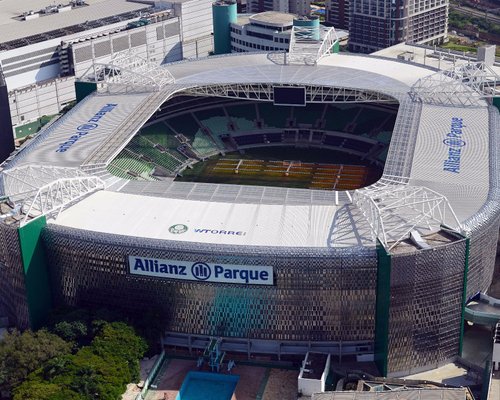 Estádio Municipal em festa com futebol americano