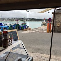 lieu convivial et charmant sur le port d'Erquy avec vue imprenable ,tous les porduits sont bios!