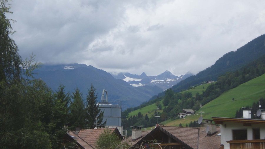 monti al confine con Austria visti dal campeggio