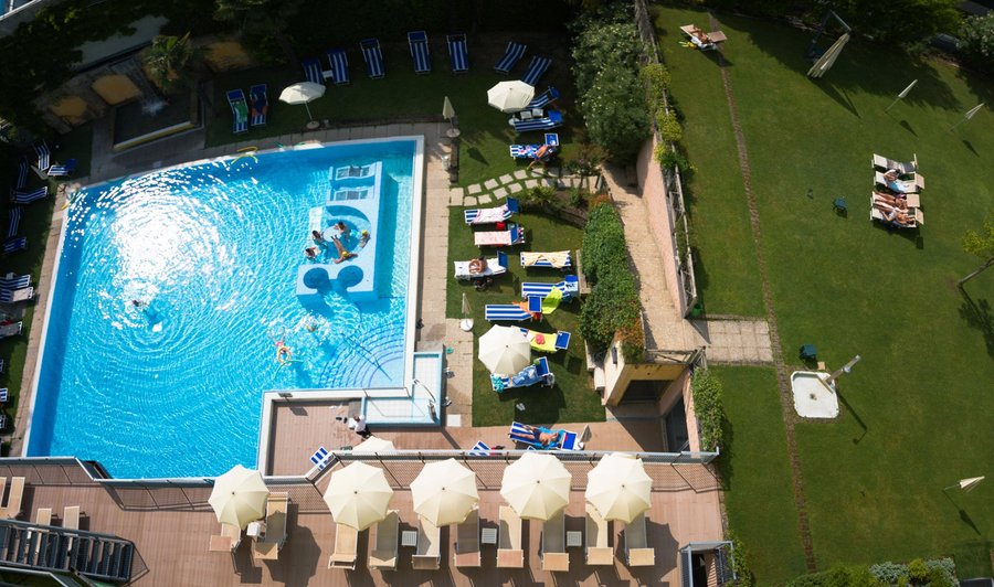 Piscina esterna e giardino