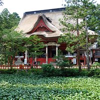 鏡池越しに見た姿は絵になります
