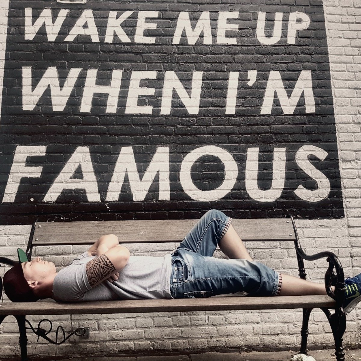 Wake me. Wake me up when i'm famous Bench. I'M famous. Famous up.