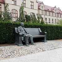 Pomnik rektora Święcickiego przed budynkiem rektoratu