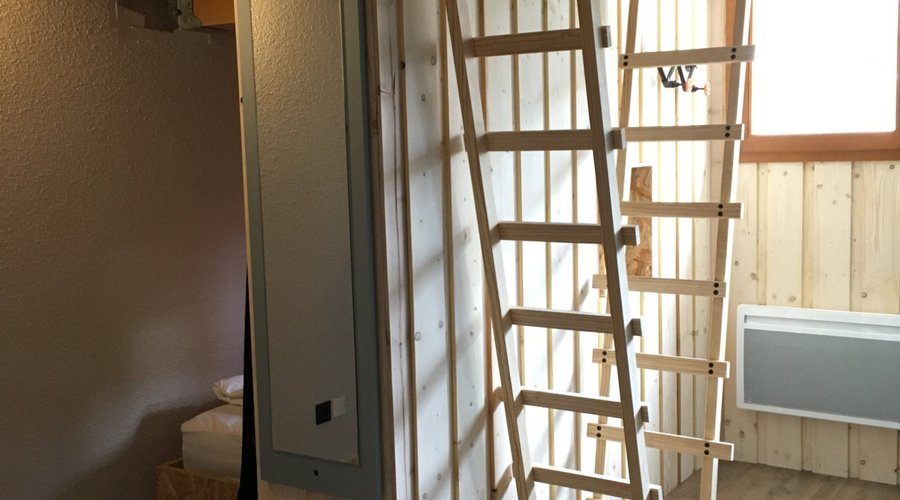 L'accès aux cabanes par des échelles (ici la chambre 27A pour 5 personnes)