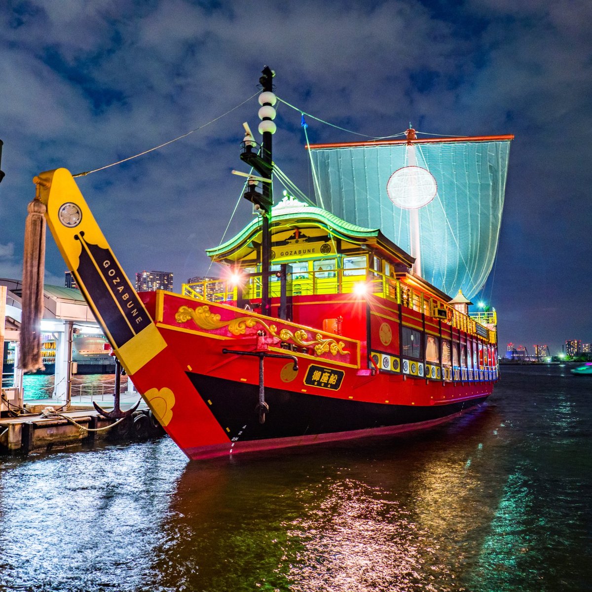 Japanese conveyor belt restaurant delivers food by boat in Tokyo