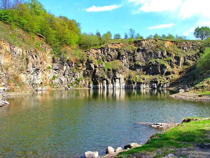 Tehenesi Quarry Pond image