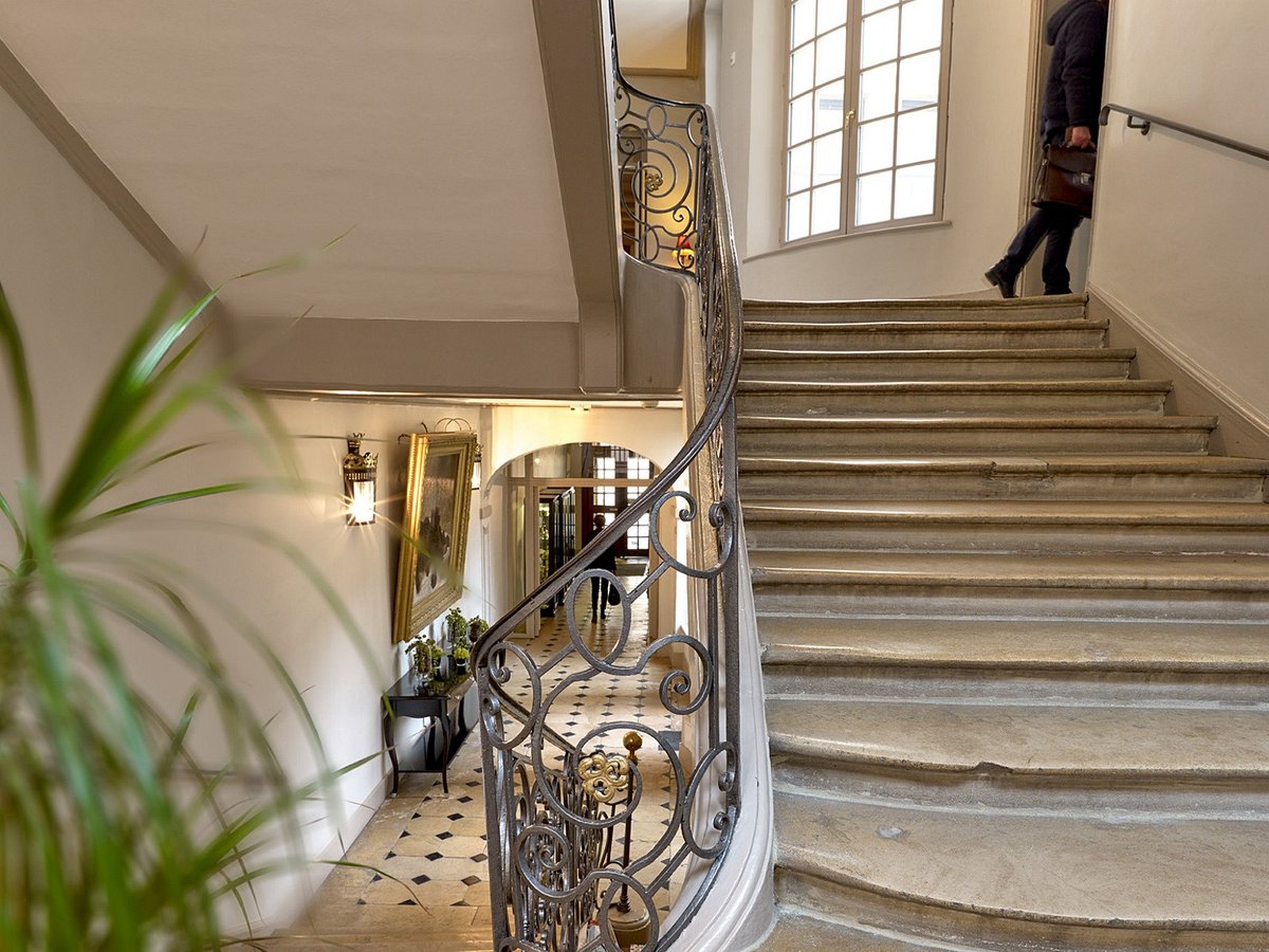 finestra alta con tende con misure sbagliate, più di così non si chiudeva -  Picture of Hôtel De Guise, Nancy - Tripadvisor