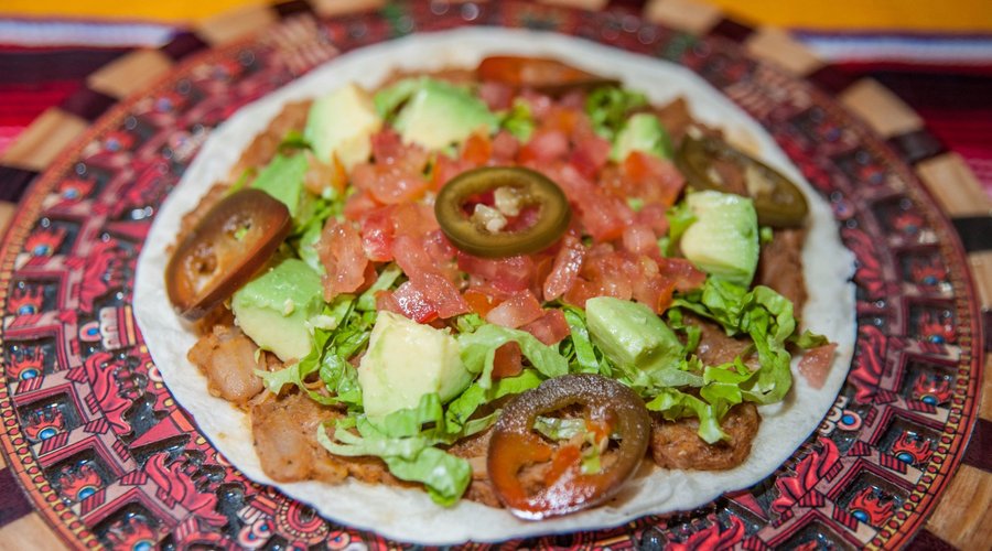 Tlayuda (pizza mexicana) com carne de jaca, alface, tomate e abacate
