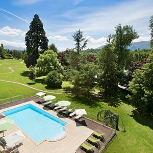 La Piscine de l'Ibis Styles Aix-les-Bains Domaine de Marlioz et la vue sur le parc. Piscine ouverte en saison
