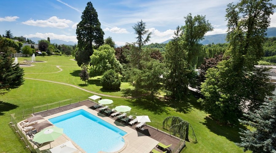 La Piscine de l'Ibis Styles Aix-les-Bains Domaine de Marlioz et la vue sur le parc. Piscine ouverte en saison