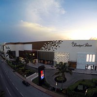 Centro comercial con marcas más exclusivas. Cancun shopping center with most exclusive brands