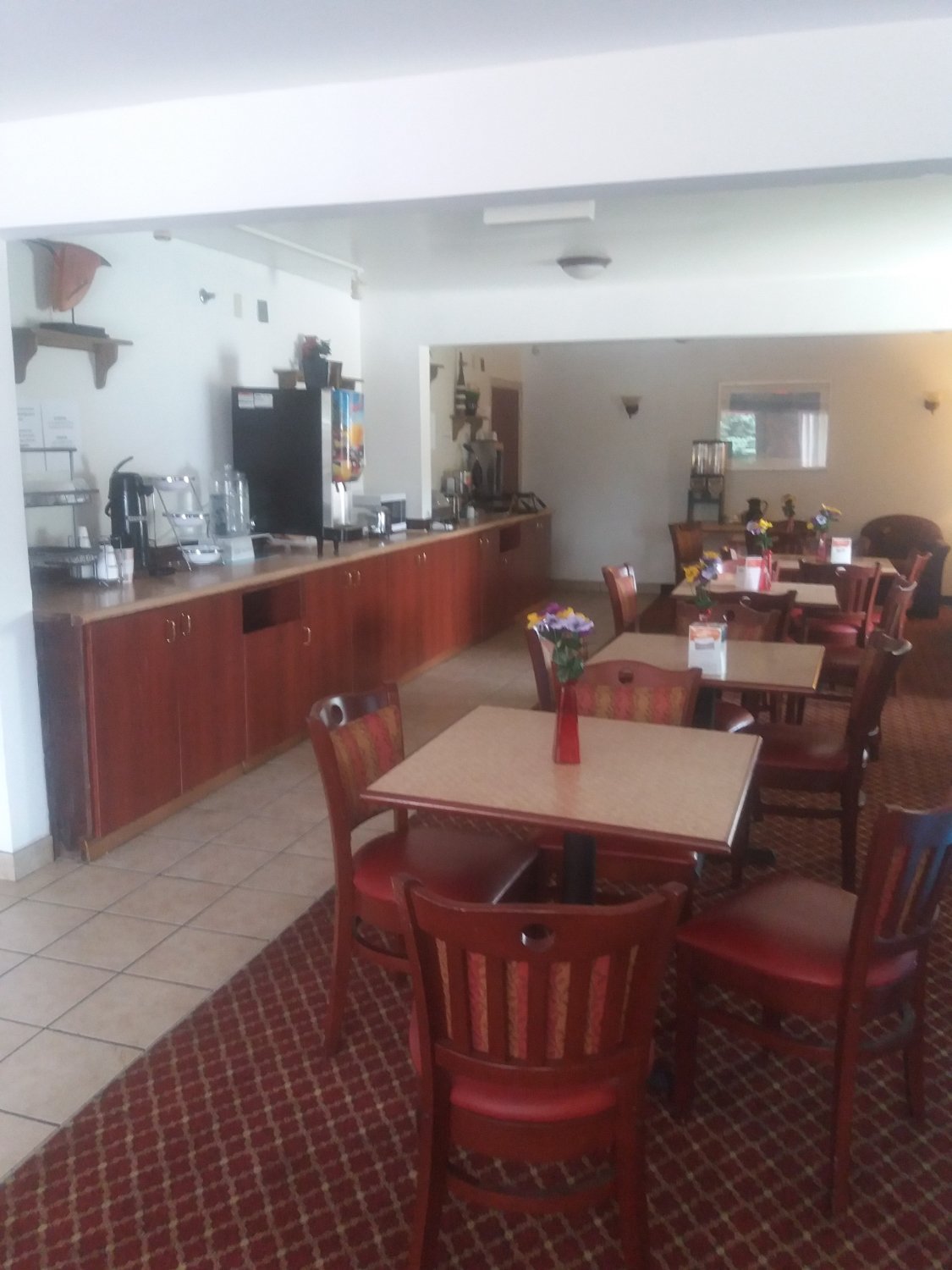 Econo Lodge Inn & Suites Breakfast: Pictures & Reviews - Tripadvisor