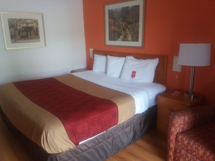 Econo Lodge Inn & Suites Breakfast: Pictures & Reviews - Tripadvisor