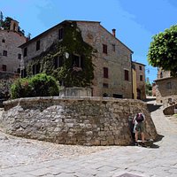 Piazza della Cisterna, Rocca d'Orcia