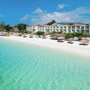 This beach retreat is set along Jamaica's best private white-sand beach on the North Coast.
