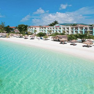 This beach retreat is set along Jamaica's best private white-sand beach on the North Coast.