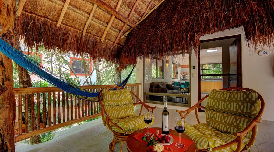 Balcón romantico con hamacas y hermosa vista al jardín