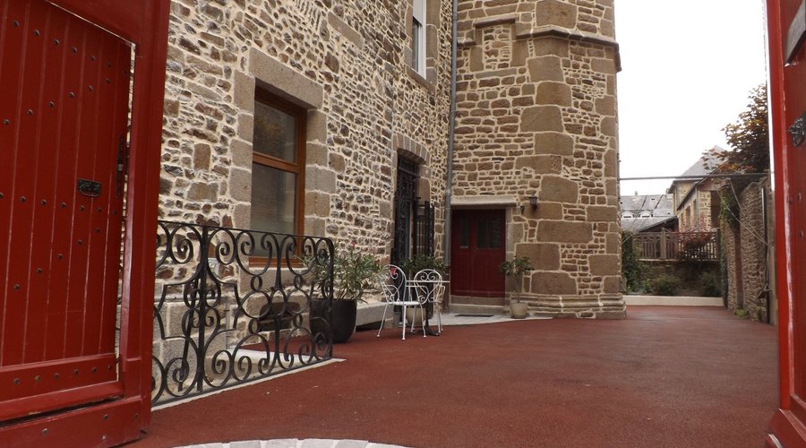 Entrée de la cour et Accès aux chambres par la tour