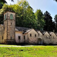 Santuario di Madonna dell'Acero, come tante casette affiancate