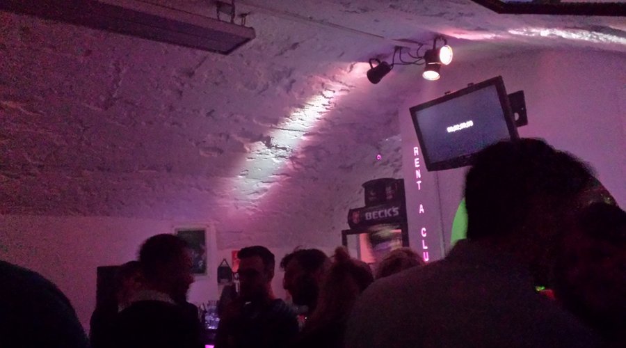 Innenbereich links mit Bar