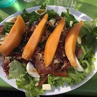 Patron très sympa
Un coin très bien pour manger un petit bout
À des prix plus que correcte .