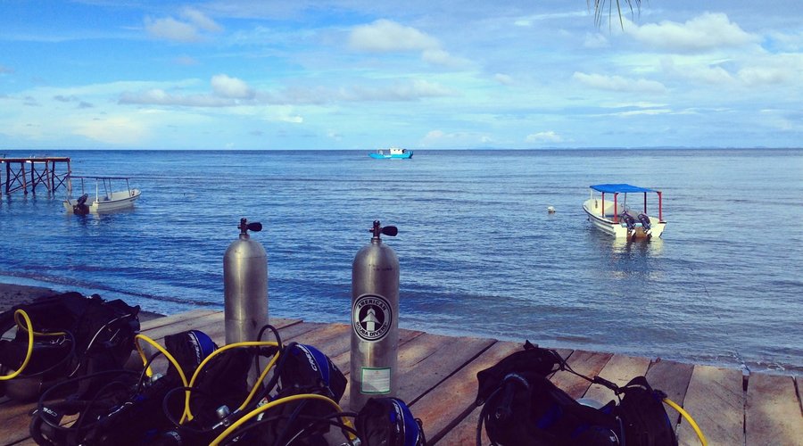 Pristine Paradise Una Una Dive Resort: getting ready for scuba diving! 
