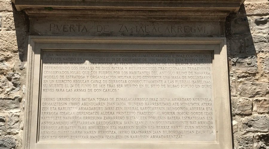 Inscripción dedicada a Zumalacárregui, general del ejército Carlista allá por el siglo XIX