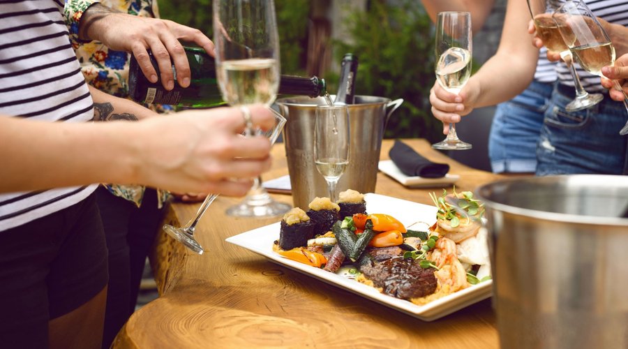 Rien de mieux qu'une assiette à partager en bonne compagnie sur une terrasse ensoleillée.