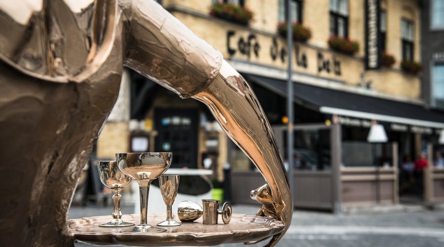 Statueof Ginger looking to Restaurant de la Paix