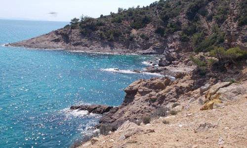 La scogliera a destra della spiaggia