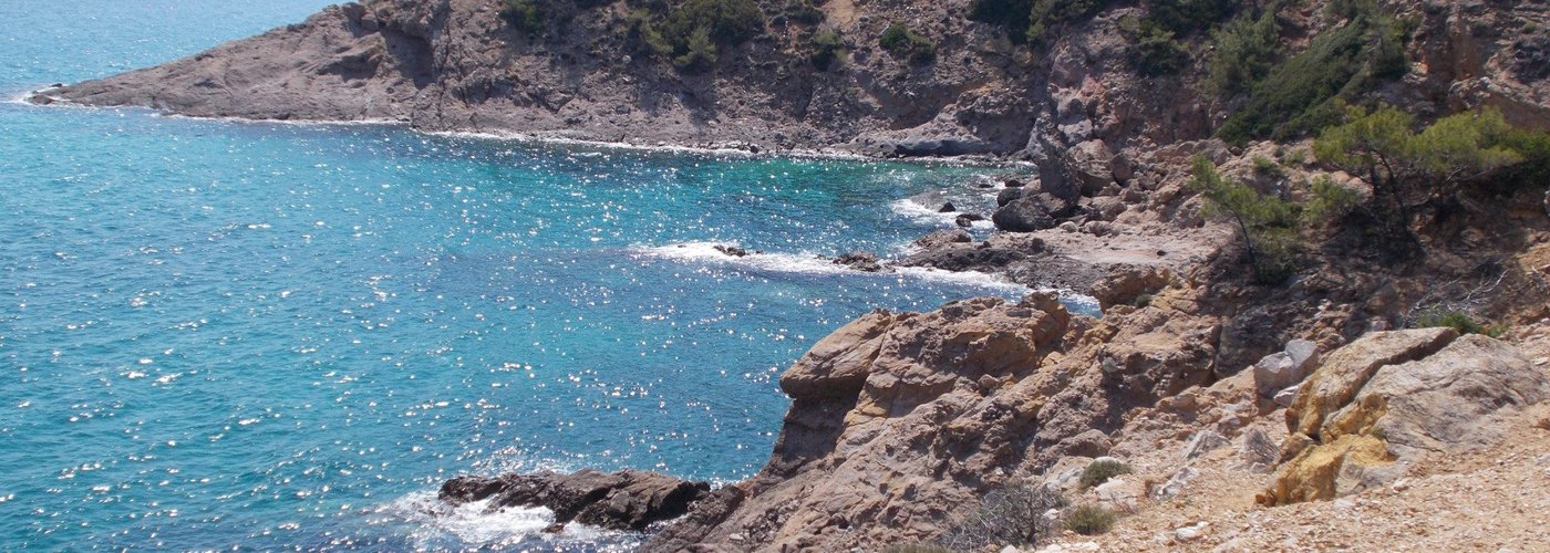 La scogliera a destra della spiaggia