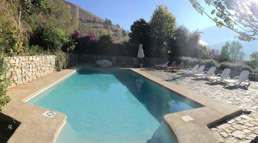 Piscina con vista a las montañas del valle