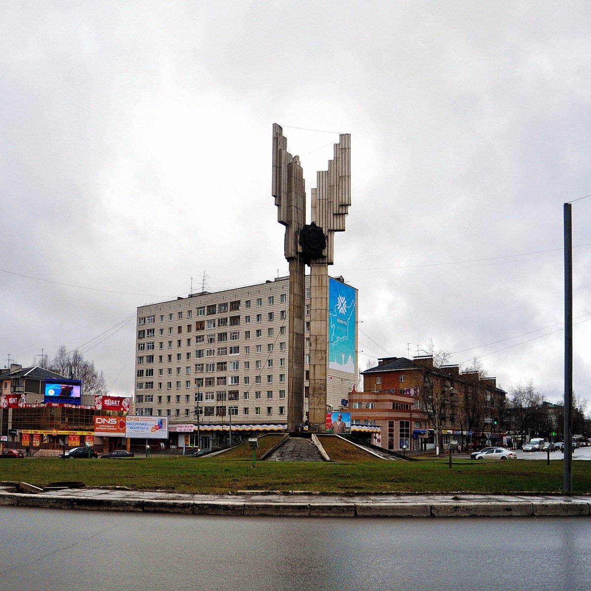 Сыктывкар время. Монумент трудовой славы Сыктывкар. Стелла Сыктывкар. Стелла три пера Сыктывкар. Сыктывкар памятник трудовой славы.