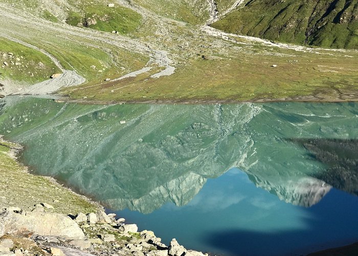 Tel un miroir ce lac vous renvoie l image des montagnes qui lui font face.