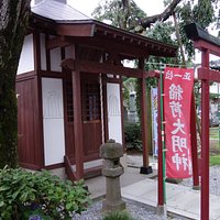 目の神様は門を入ってすぐの左側