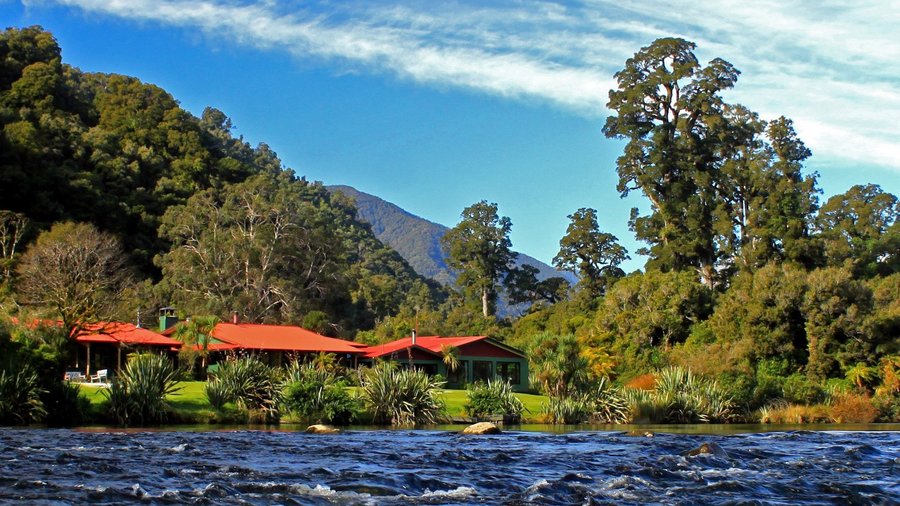 Superb wilderness setting on the banks of the Moeraki River