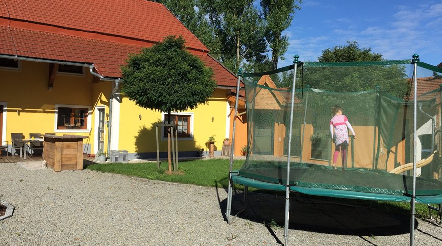 Sonniger Innenhof mit Spielplatz
