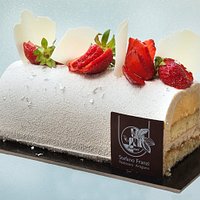 Tronchetto alle fragole, passion fruit e cioccolato bianco al caramello e vaniglia
