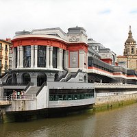 Curiosa arquitectura, en un edificio que no se puede dejar de visitar en Bilbao