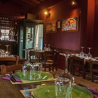 Tavoli rustici in castagno e piccoli particolari tutti da vedere