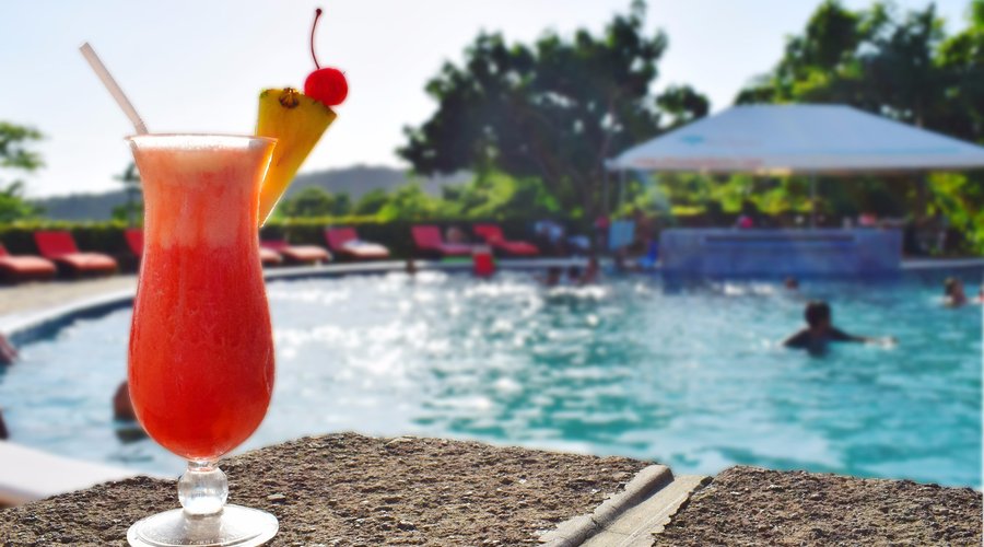 Ven y disfruta nuestras refrescantes bebidas al lado de nuestra piscina