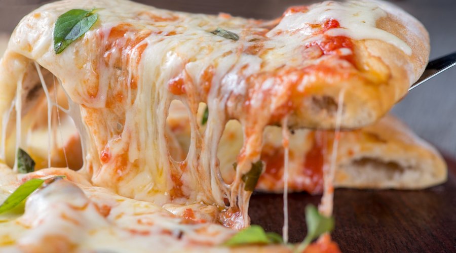 Pizzas feitas com Massa artesanal da Mamma com ingredientes e molhos especiais.