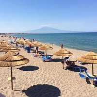 Spiaggia attrezzata con servizio di salvataggio e docce