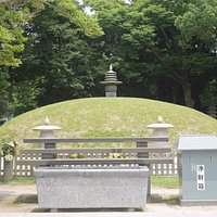 遺骨がおさめられた盛り土