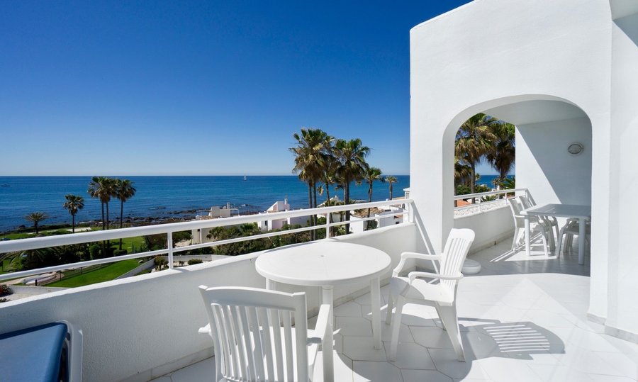 Views three Bedrooms Beach Side