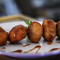 NUESTROS BUÑUELOS DE BERENJENA CON VINAGRETA DE MIEL