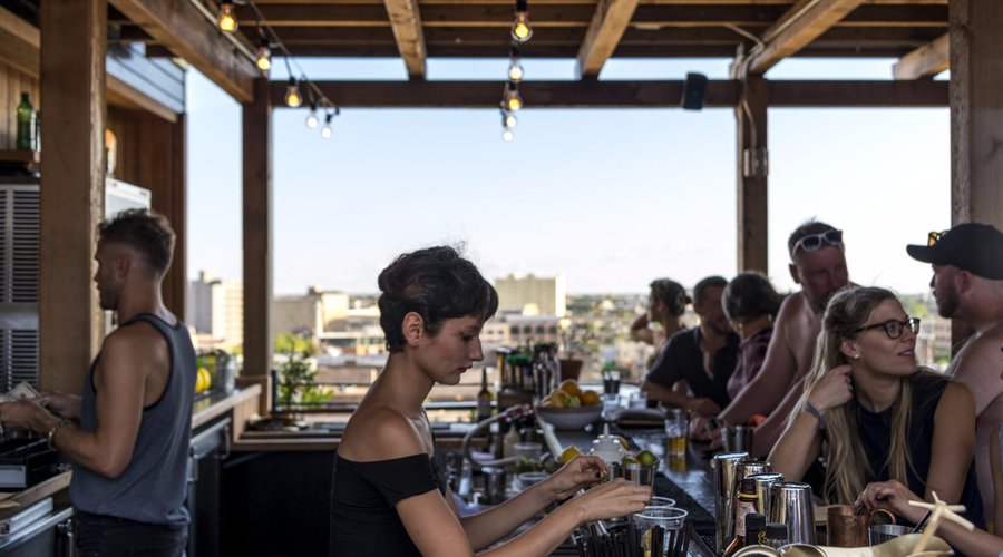 Alto Rooftop Pool, Bar and Grille